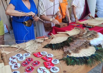 ARTESANAS ROMANAS DE LUDUS BERGIDUM FLAVIUM FABRICANDO ABANICOS