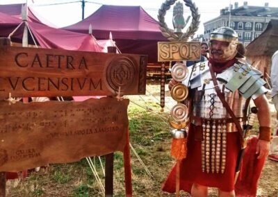 LEGIONARIO MOSTRÁNDONOS SU OBRA DE TALLA EN MADERA