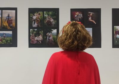 UNA VISITANTE DE LA EXPOSICIÓN DISFRUTA DE LAS FOTOGRAFÍAS